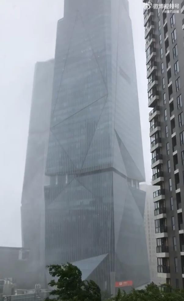 深圳同志导航报道：台风来袭厦门暴雨似飞瀑倾泄而下，提醒市民不要出门